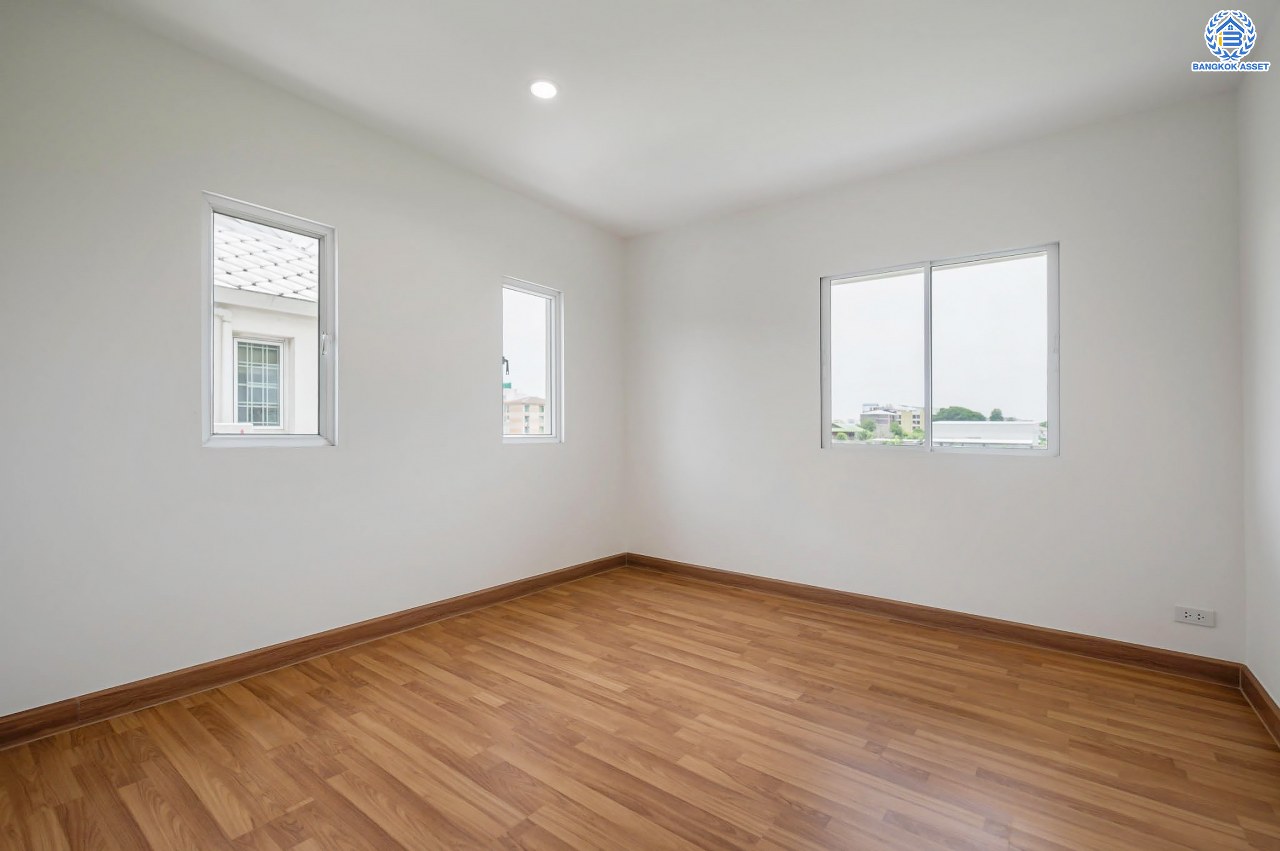 บ้านมือสองตกแต่งใหม่ โครงการ อนันตธารา ทวีวัฒนา เนื้อที่ 60 ตร.ว. พื้นที่ใช้สอย 166 ตร.ม. ฟังก์ชันจัดเต็ม 3 ห้องนอน 3 ห้องน้ำ จอดรถได้ 2 คัน ตอบโจทย์ทุกการเดินทาง บนทำเลศักยภาพ ติดถนนบรมราชชนนี เชื่อมต่อทางคู่ขนานลอยฟ้า ใกล้รถไฟฟ้าสายสีน้ำเงิน "สถานีบางพลัด"